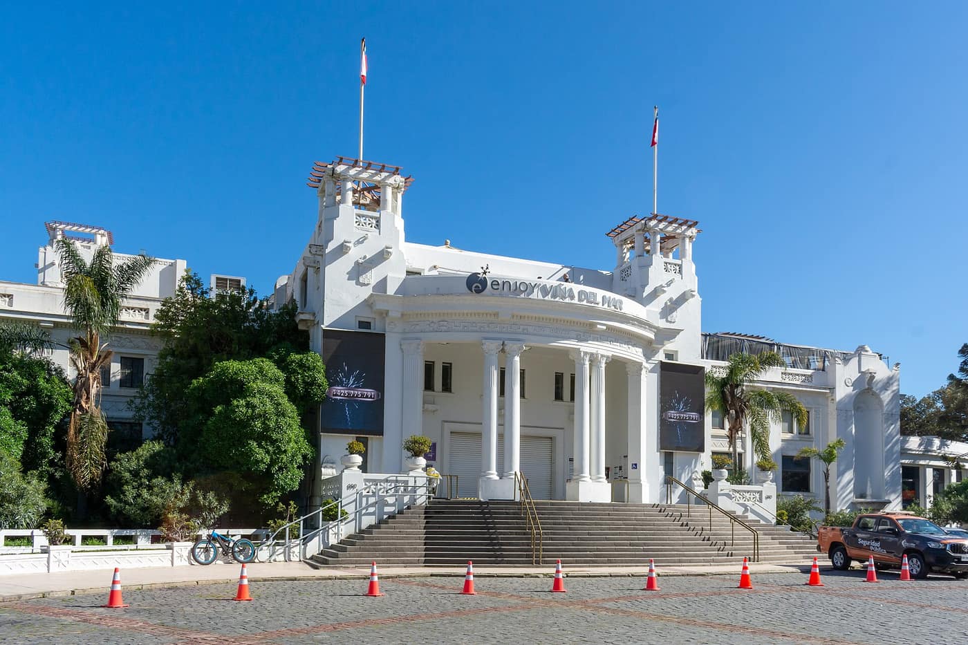 The white neoclassical façade and entrance steps of the Casino Municipal de Viña del Mar