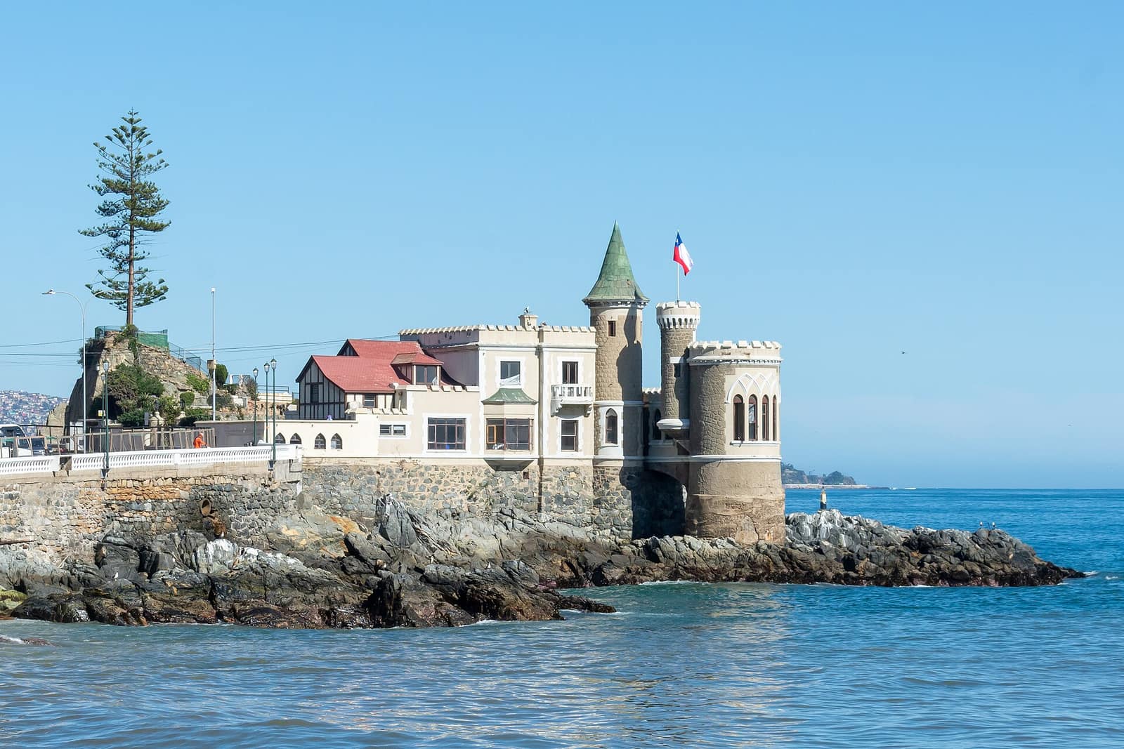 Das Castillo Wulff, ein kleines Steinschloss mit Turm, auf den Felsen über dem Meer in Viña del Mar