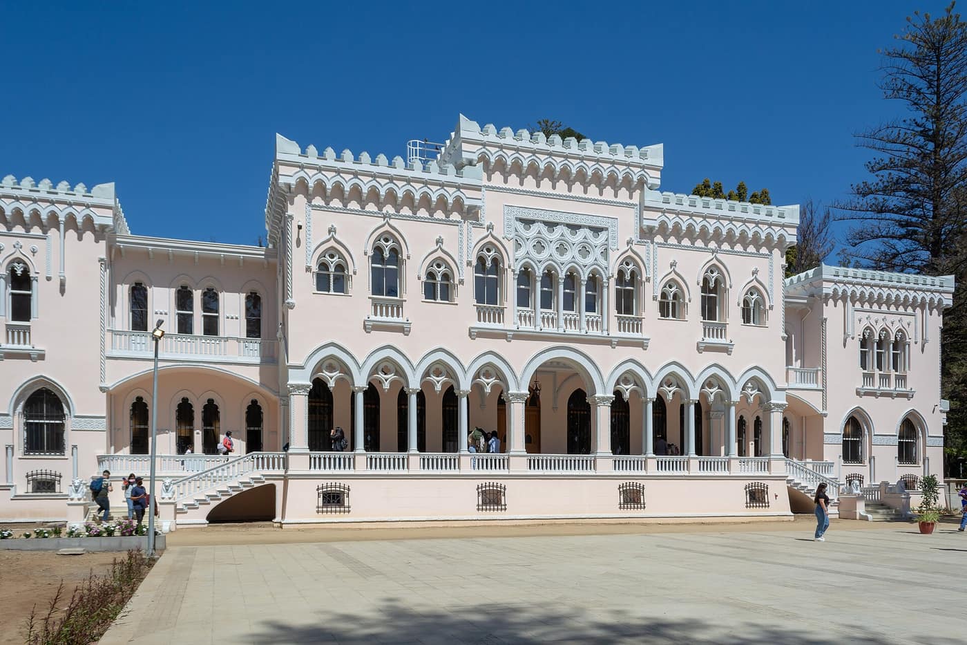 Die weiße, neugotische Fassade im venezianischen Stil des Palacio Vergara im Park Quinta Vergara, Viña del Mar