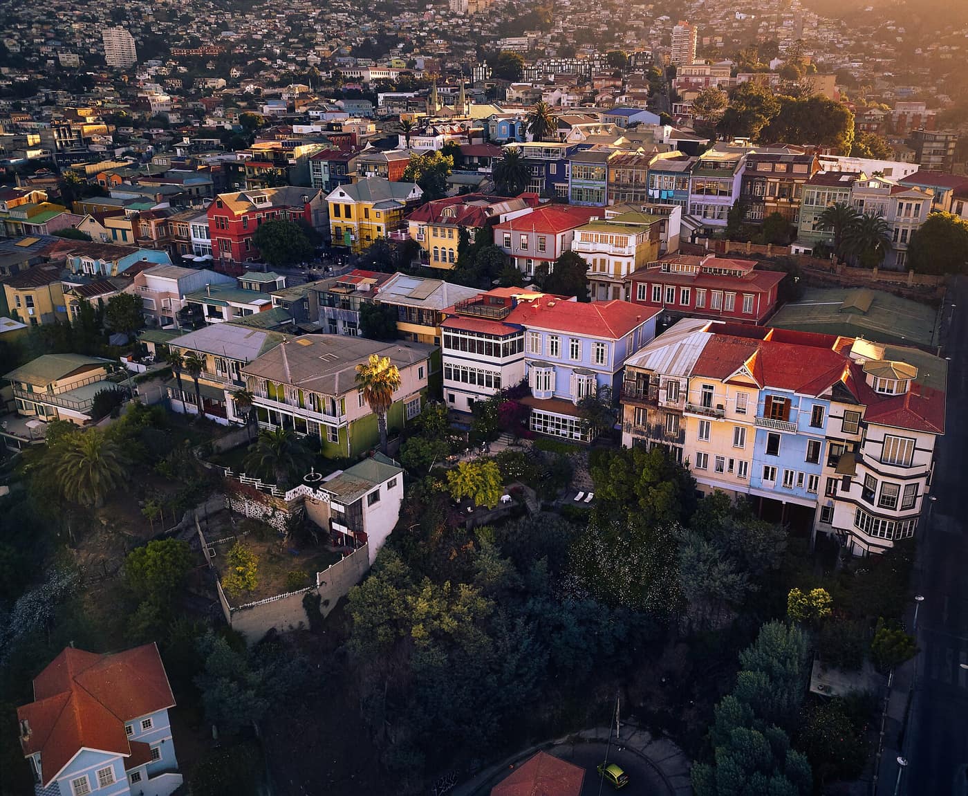 Bunte Häuser mit roten und rosa Dächern auf dem Cerro Alegre in Valparaíso