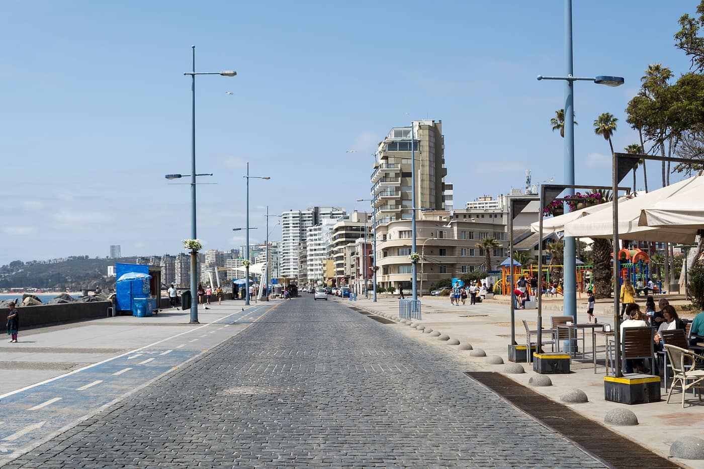 Cafés und Palmen an der Uferpromenade Avenida Perú in Viña del Mar