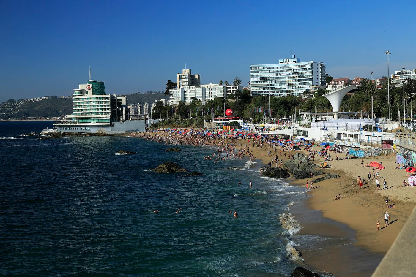 Caleta Abarca beach in Viña del Mar with the Sheraton Miramar on the rocks