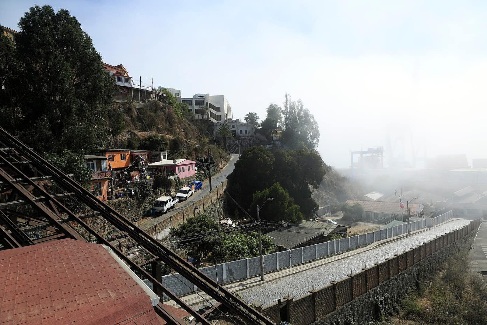 Küstennebel zieht über die Hügel und die Standseilbahn von Valparaíso