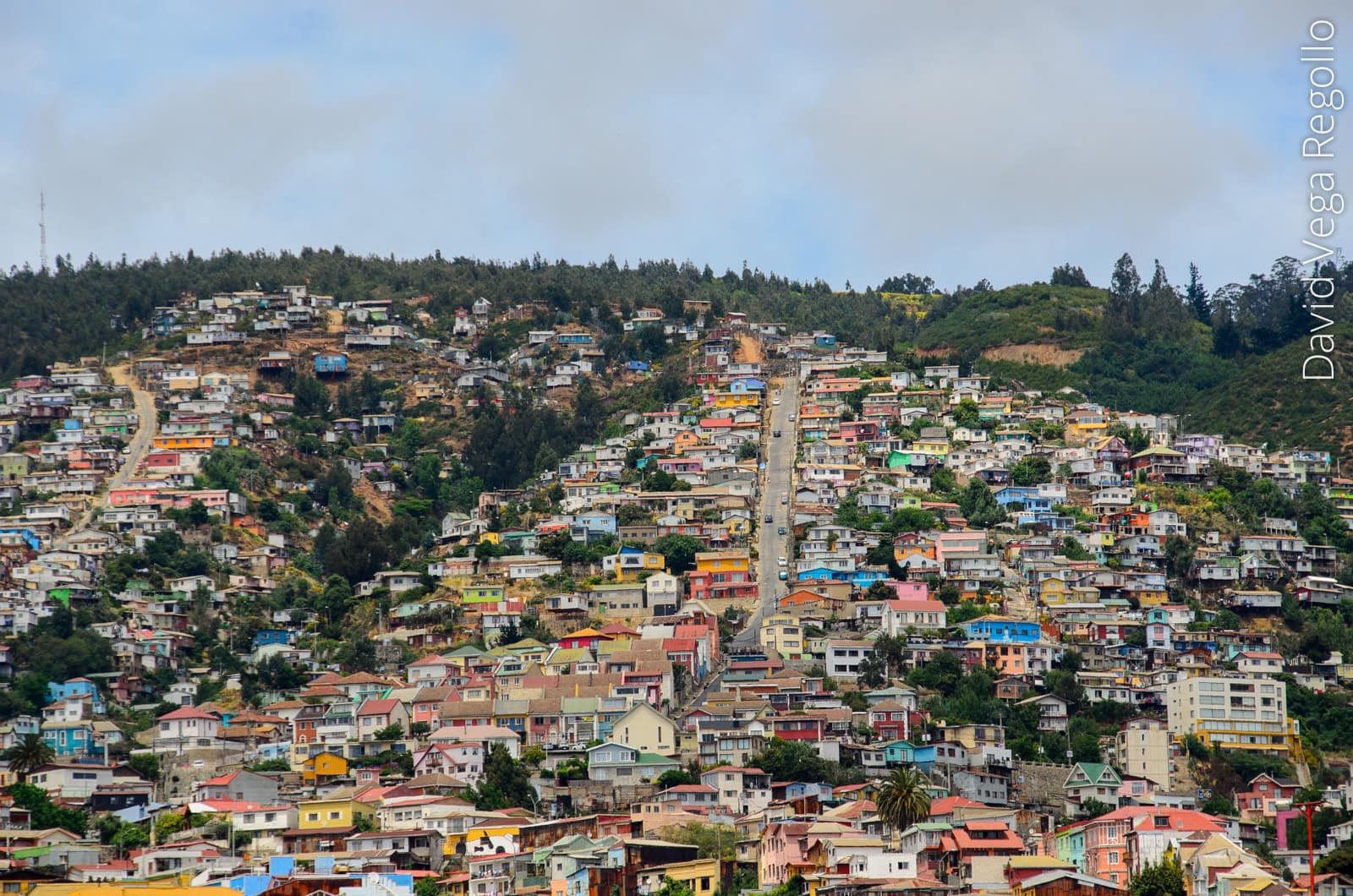 Bunte Häuser bedecken die Hügel von Valparaíso