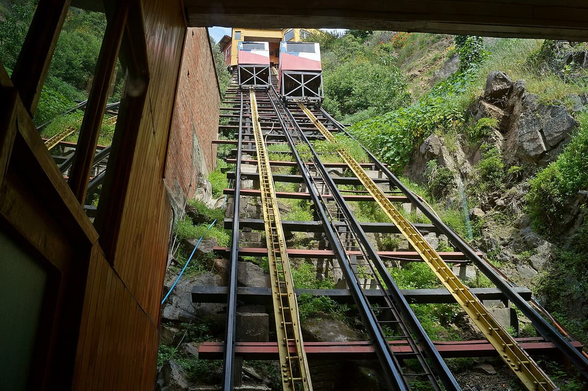 Die beiden Wagen der Standseilbahn Ascensor Concepción auf ihrer steilen Strecke in Valparaíso