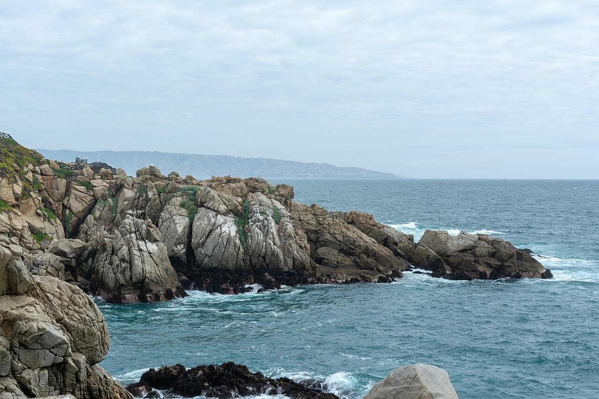 Die felsige Landzunge Roca Oceánica bei Concón mit Brandung